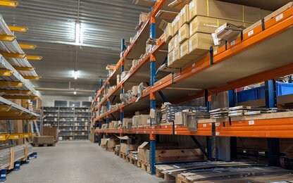 Voll bestückte Lagerregale mit Kartons