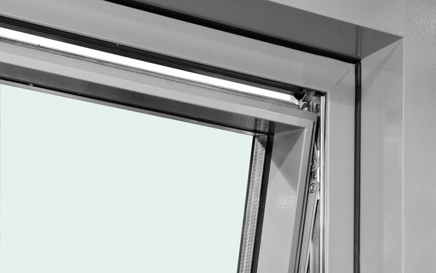 Geöffnetes Senkklappfenster aus Aluminium