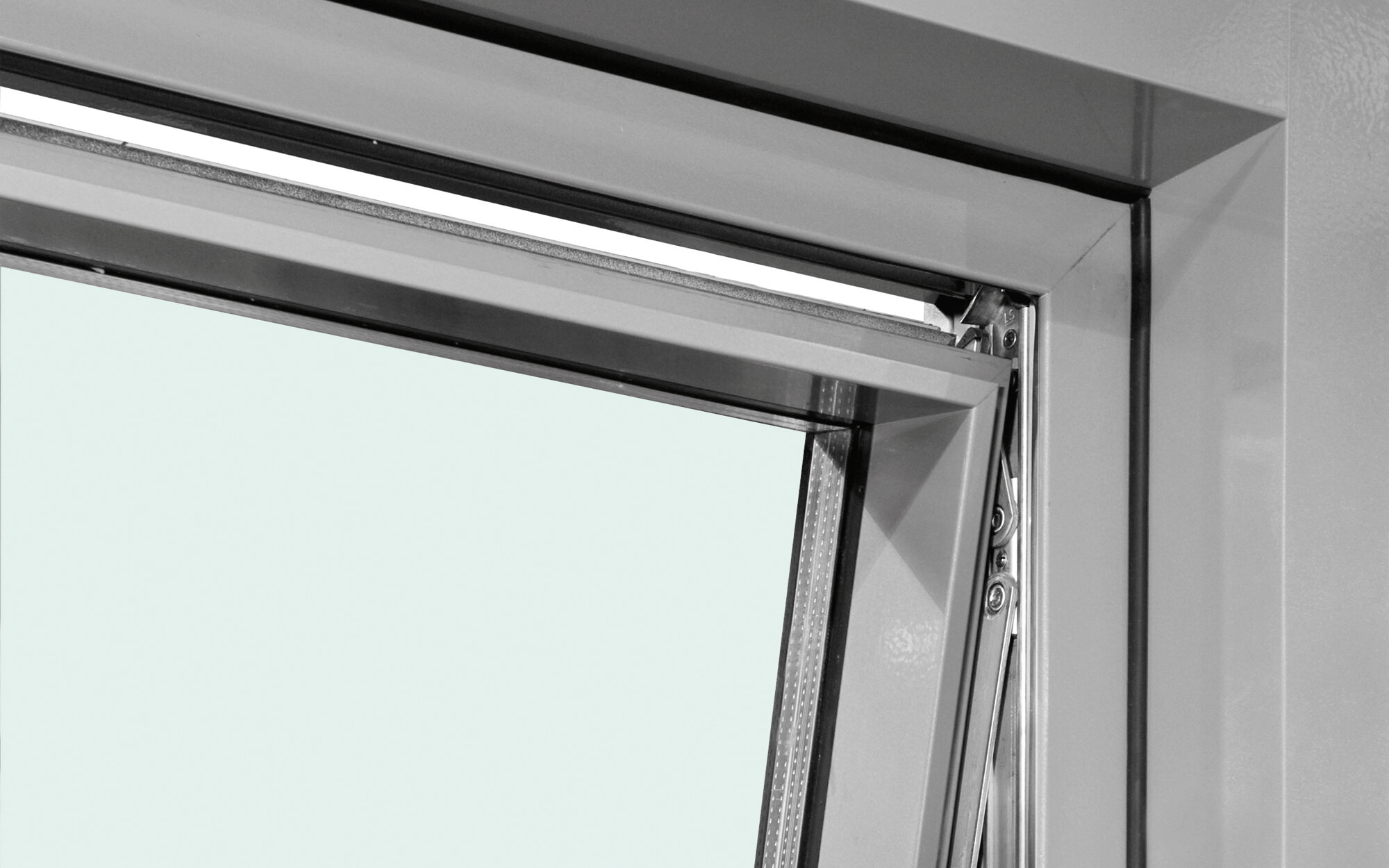 Geöffnetes Senkklappfenster aus Aluminium