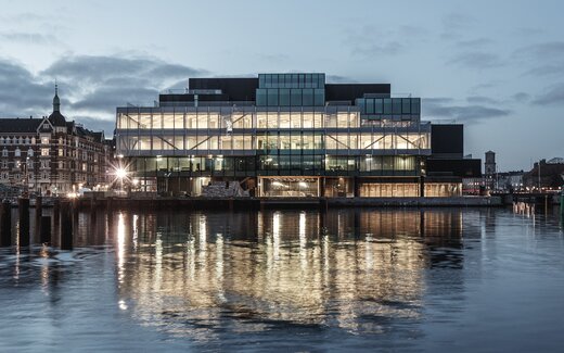 Modernes Gebäude mit Glasfassade bei Abend