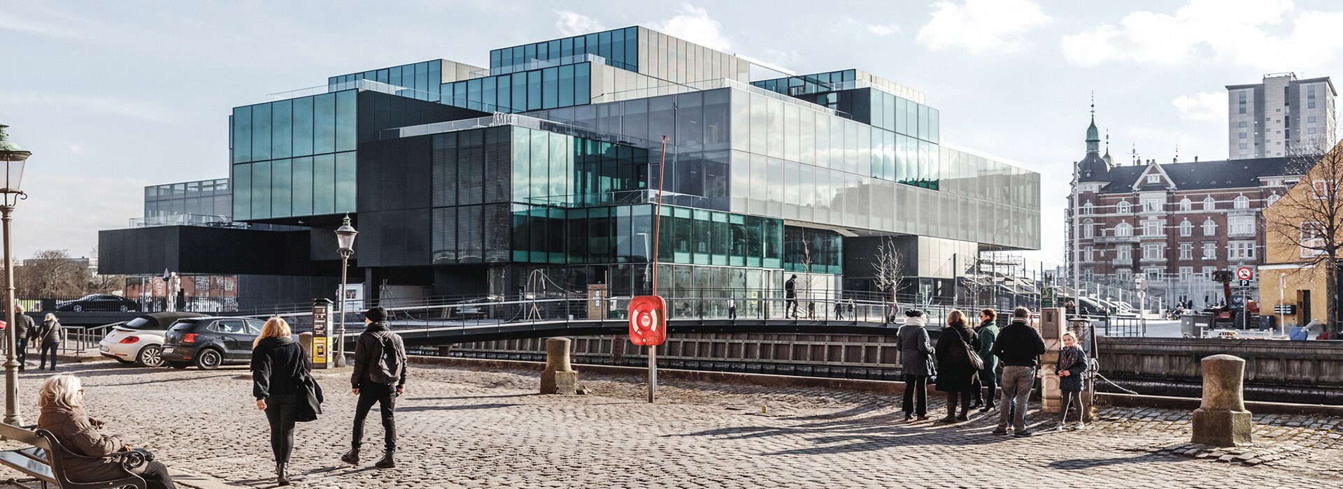 modernes Gebäude mit Glasfassade außen