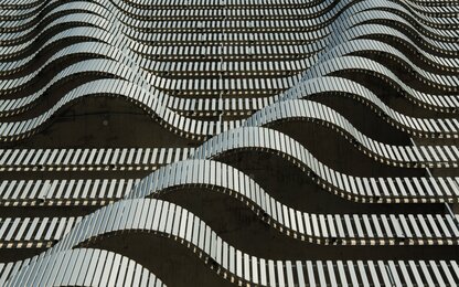 Fassade mit wellenförmigen Metallleisten