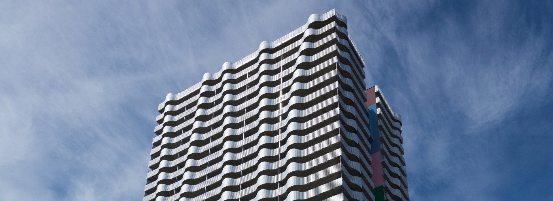 Hochhaus mit wellenförmigen Balkonen