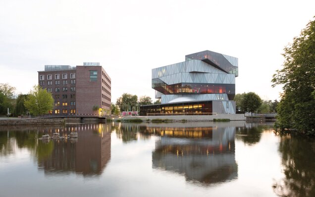 Architektur am Wasser bei Sonnenuntergang