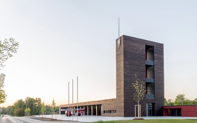Feuerwehrgebäude mit Übungsturm außen