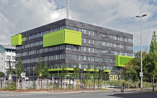 Modernes Gebäude mit grünen Balkonen GEO