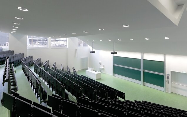 Moderner Hörsaal mit Projektoren und Tafel