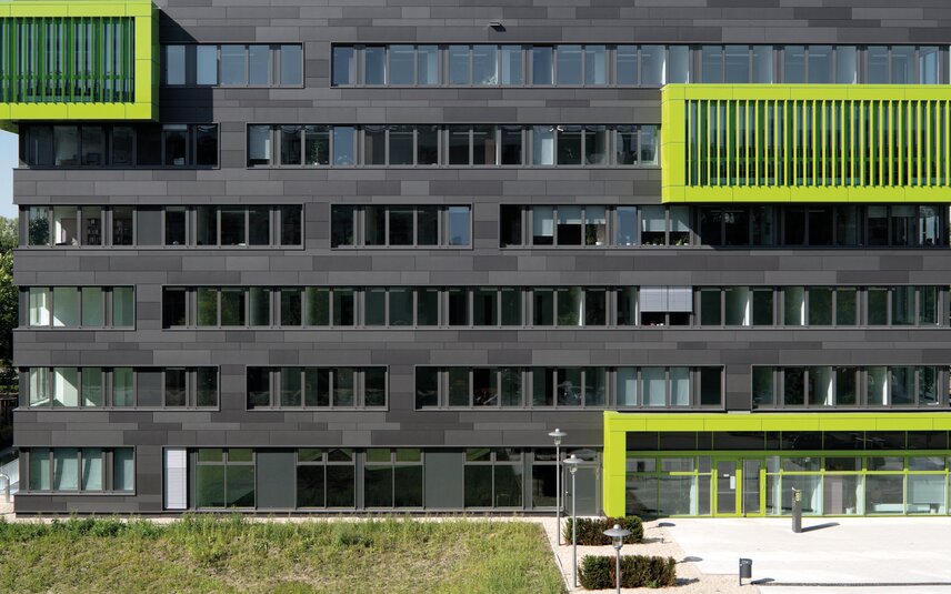 Modernes Bürogebäude mit grünen Akzenten