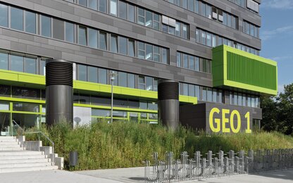 Modernes Bürohaus mit grüner Fassade