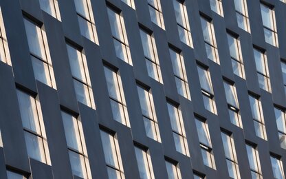 Fassade mit geometrisch angeordneten Fenstern