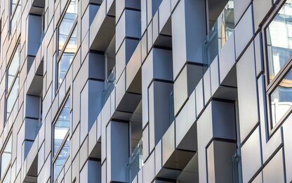 Moderne Bürofassade mit Glasbalkonen