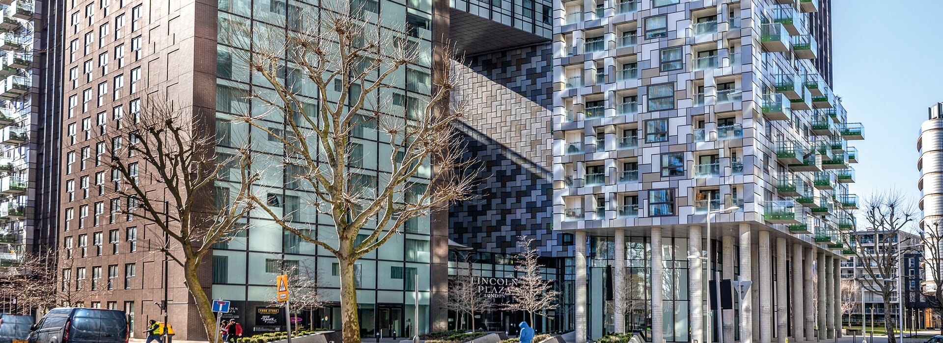 Modernes Hochhaus mit Glasbalkonen