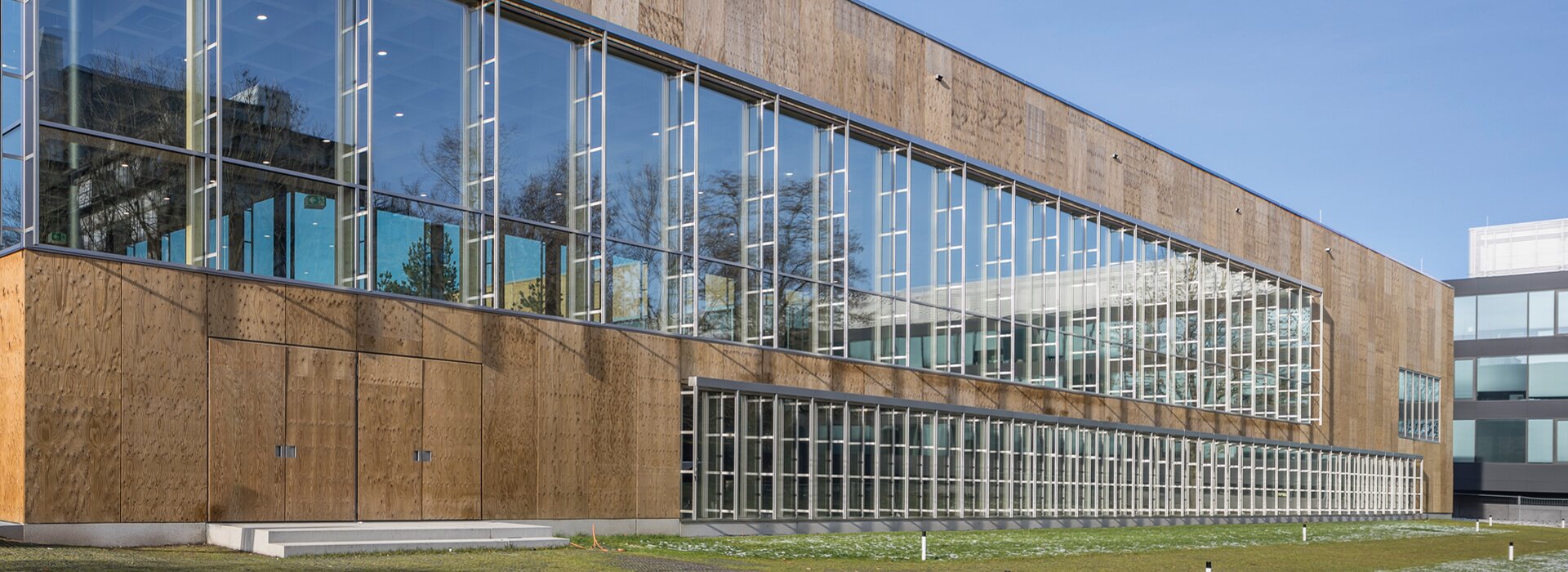Glasfassade mit Holz und Türen