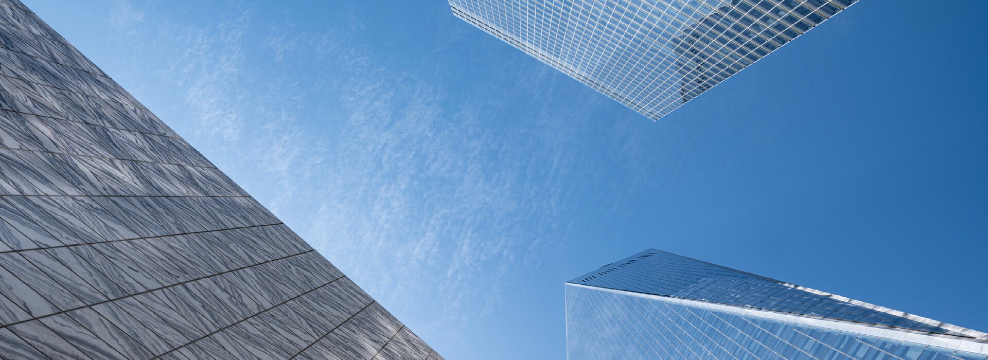 Wolkenkratzer mit Glasfassade und blauem Himmel