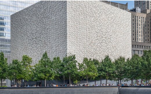 Museum mit weißem Kubus und Bäumen