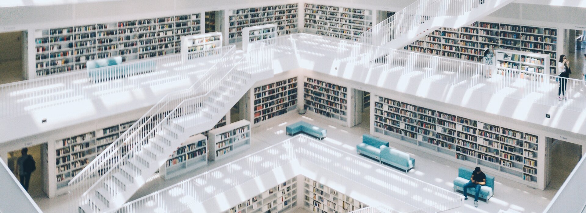 Moderne Bibliothek mit Treppen und Büchern