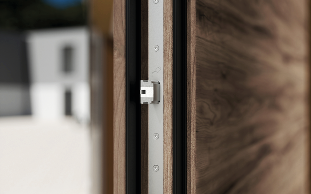 Eingangstür Ladengeschäft aus Holz mit Verschlusssystem GU SECURY Automatic Panik E, Detailansicht Automatic-Fallenriegel
